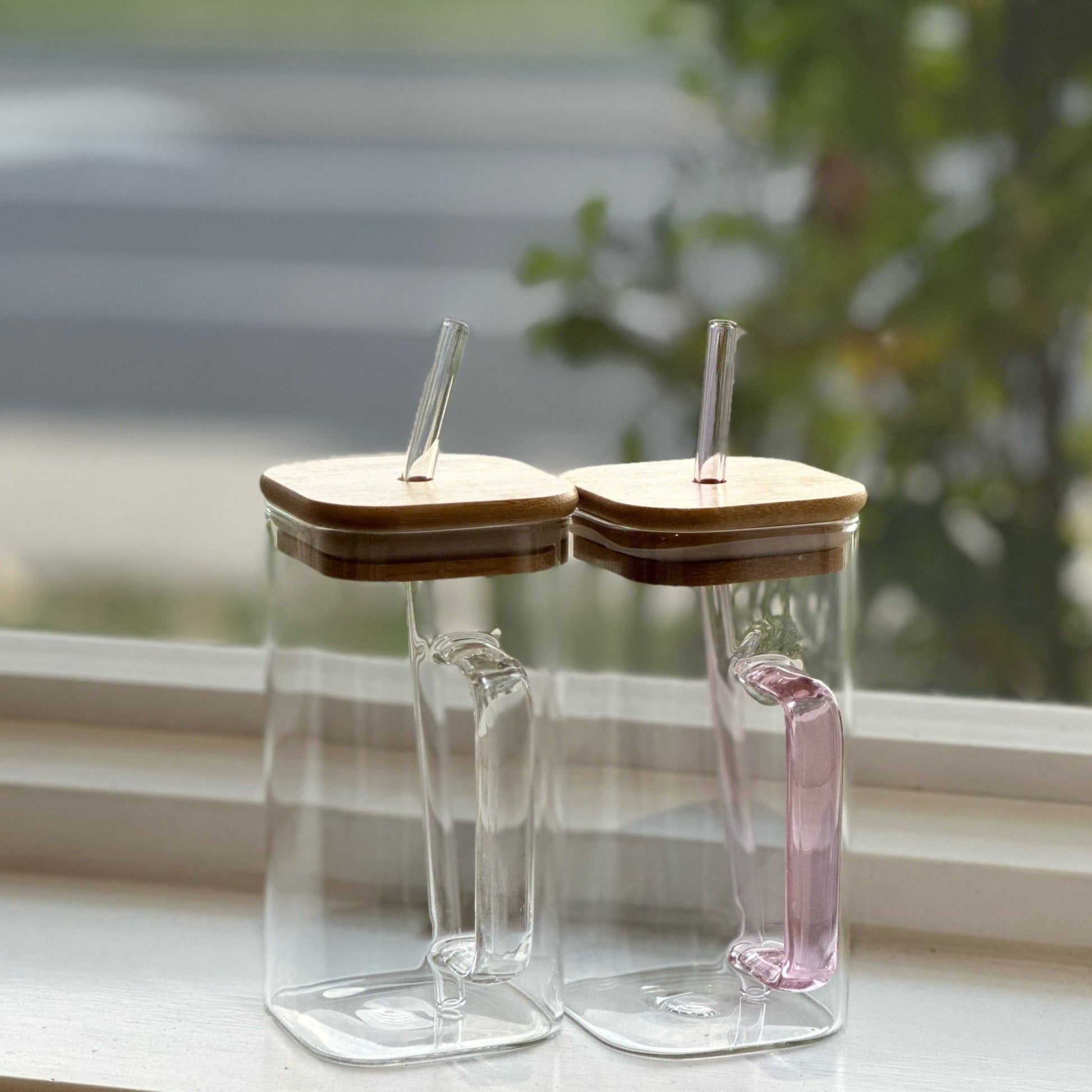 Square Glass Tumbler with Colored Handle and Straw - café la maison J.